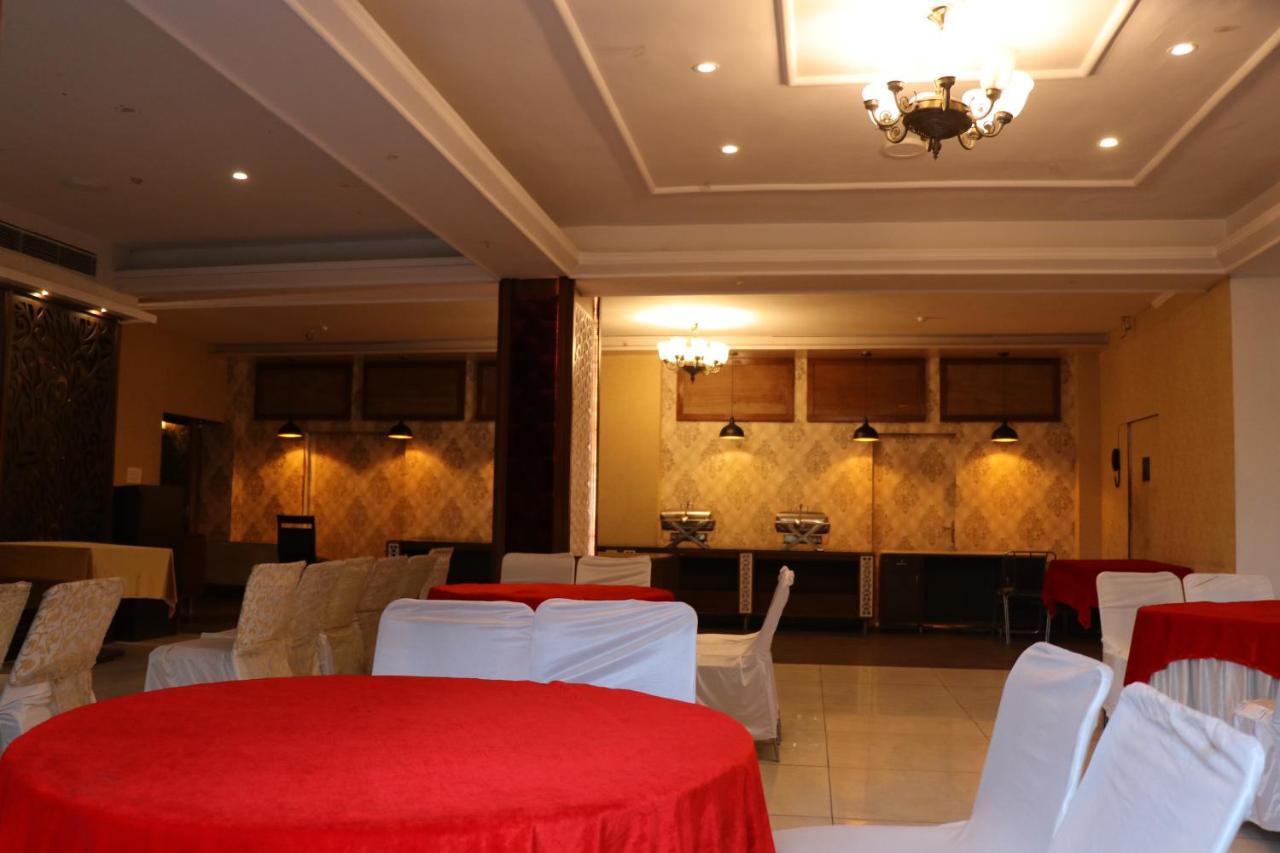 Hotel Pushap Palace Patiāla Esterno foto
