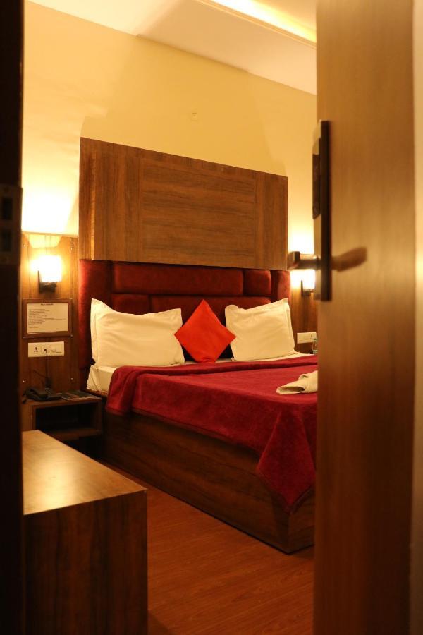 Hotel Pushap Palace Patiāla Esterno foto