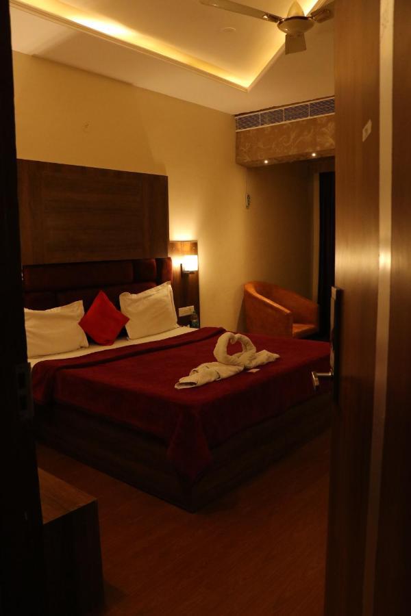 Hotel Pushap Palace Patiāla Esterno foto