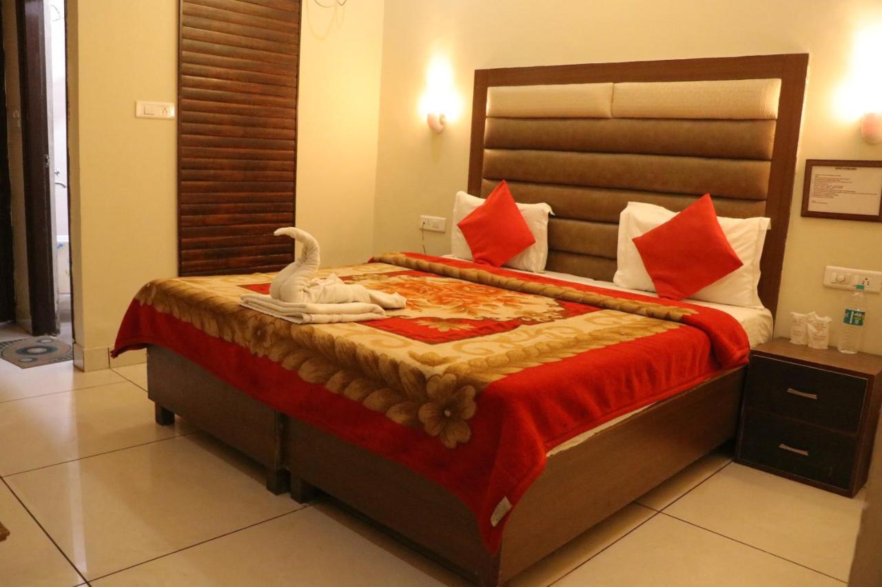 Hotel Pushap Palace Patiāla Esterno foto