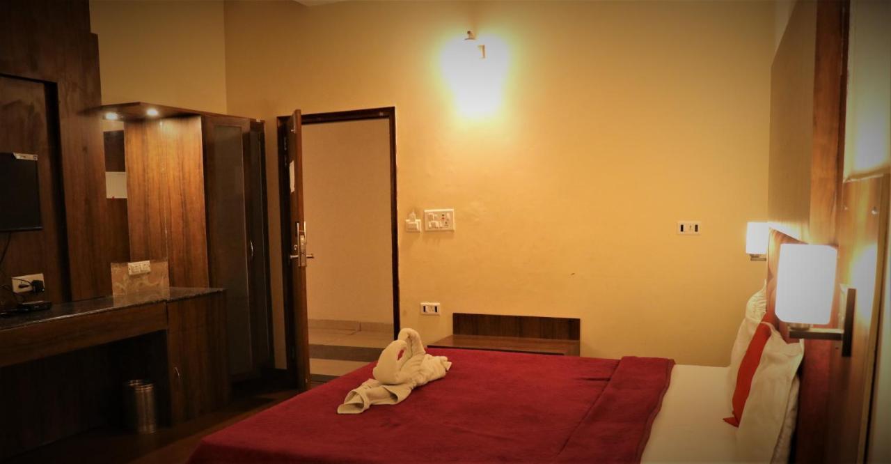 Hotel Pushap Palace Patiāla Esterno foto