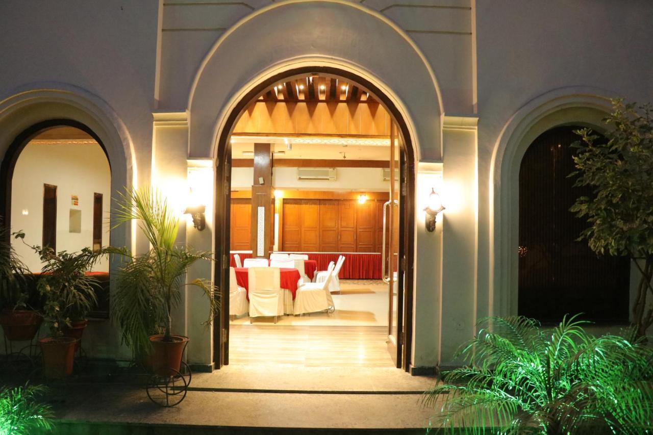 Hotel Pushap Palace Patiāla Esterno foto