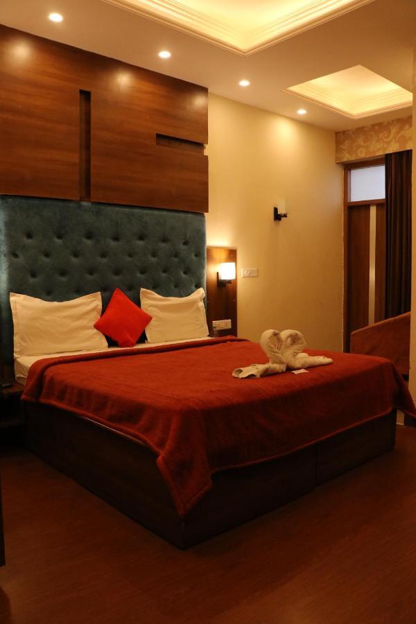 Hotel Pushap Palace Patiāla Esterno foto