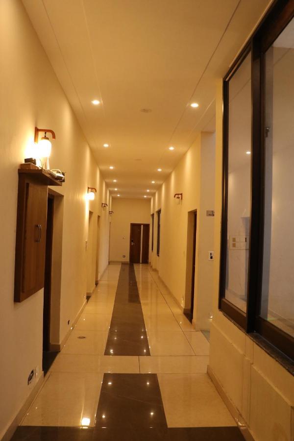 Hotel Pushap Palace Patiāla Esterno foto